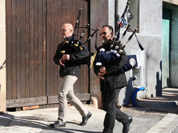 Derrière les portes drapeaux , Gérard et Olivier entrainent le défilé vers le monument aux morts du cimetière de Carnoules 