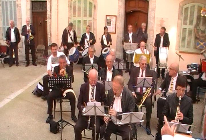 Liltih's Pipers et La Lyre Vigneronne Cornemuse Toulon et harmonie musicale de La Cadière d'Azur