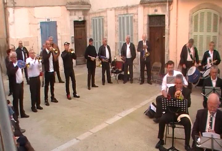 Liltih's Pipers et La Lyre Vigneronne Cornemuse Toulon et harmonie musicale de La Cadière d'Azur
